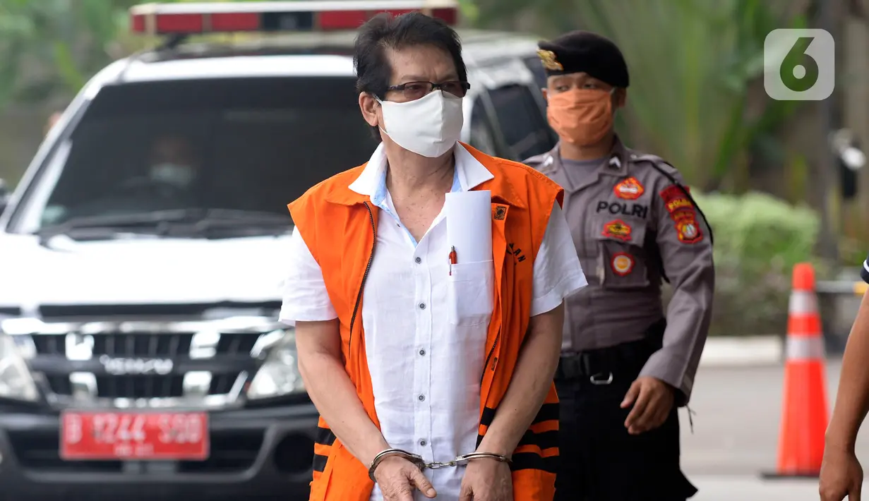 Mantan Kadis Pengelolaan Keuangan dan Aset Daerah (DPKAD) Kota Bandung, Herry Nurhayat tiba untuk sidang dakwaan secara online di Gedung KPK, Jakarta, Senin (15/6/2020). Herry merupakan tersangka kasus suap pengadaan tanah untuk RTH di Pemkot Bandung tahun 2012 dan 2013. (merdeka.com/Dwi Narwoko)
