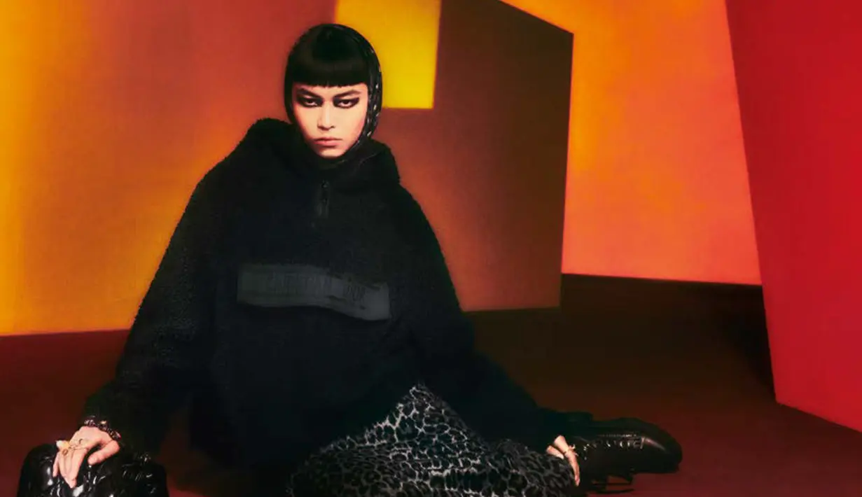 Koleksi scarf terbaru dari Dior ini dihadirkan dalam berbagai ukuran, termasuk dalam versi Mitzah, sutra yang dirancang khusus untuk menghormati Mizza Bricard. Kamu juga bisa mendapatkan koleksi ini di butik-butik DiorFoto: Document/Dior.