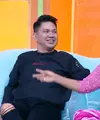 Penyayi Atiek CB dan Ronnie Sianturi salah satu yang menjalin hubungan baik setelah menikah. Meski tak dikaruniai anak, hubungan persahabatan keduanya masih terjalin baik hingga sekarang.  Seperti belum lama ini, Atiek CB dan Ronnie menjadi bintang tamu dalam acara Pagi-pagi Ambyar. [Youtube/TRANS TV Official]