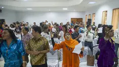 Sejumlah waria yang tergabung dalam Forum Komunikasi Waria Indonesia (FKWI) menggelar perayaan Natal Bersama di Jakarta, Sabtu (27/12/2014). (ANTARA FOTO/Ismar Patrizki)