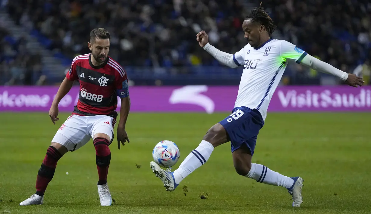 Gelandang Al Hilal, Andre Carrillo berebut bola dengan gelandnag Flamengo Everton Ribeiro dalam duel babak semifinal Piala Dunia Antarklub 2022 di Ibn Batouta Stadium, Rabu (8/2/2023) dini hari WIB.  Al Hilal lolos ke final Piala Dunia Antarklub 2022 usai membungkam Flamengo. (AP Photo/Manu Fernandez)