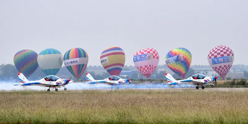 FOTO: Pecinta Olahraga Udara Suguhkan Pertunjukan Aerobatik di Anyang