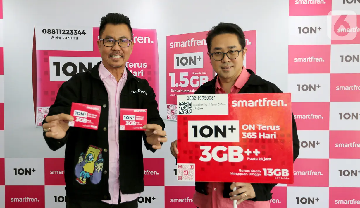 Deputy CEO Smartfren, Djoko Tata Ibrahim (kiri) dan Chief Brand Officer Smartfren, Roberto Saputra, menunjukkan kartu perdana 10N+ di Galeri Smartfren, Jakarta, Selasa (17/3/2020). Kartu 10N+ yang memiliki masa aktif 365 hari memberikan bonus kuota mingguan hingga 13GB. (Liputan6.com/Fery Pradolo)
