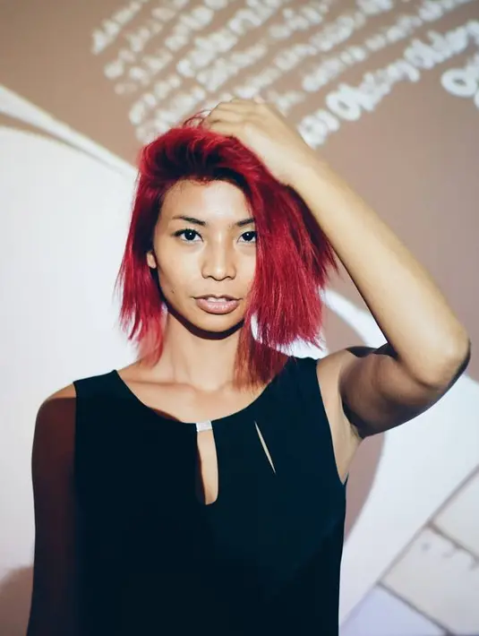 Sempat memiliki rambut berwarna merah, namun seperti di foto ini, warna merah di rambutnya tidak tak terlalu terang lantaran ada warna hitam di bagian akarnya. Ia pun menyebutnya dengan cherry hair. (Instagram/shareefadaanish)