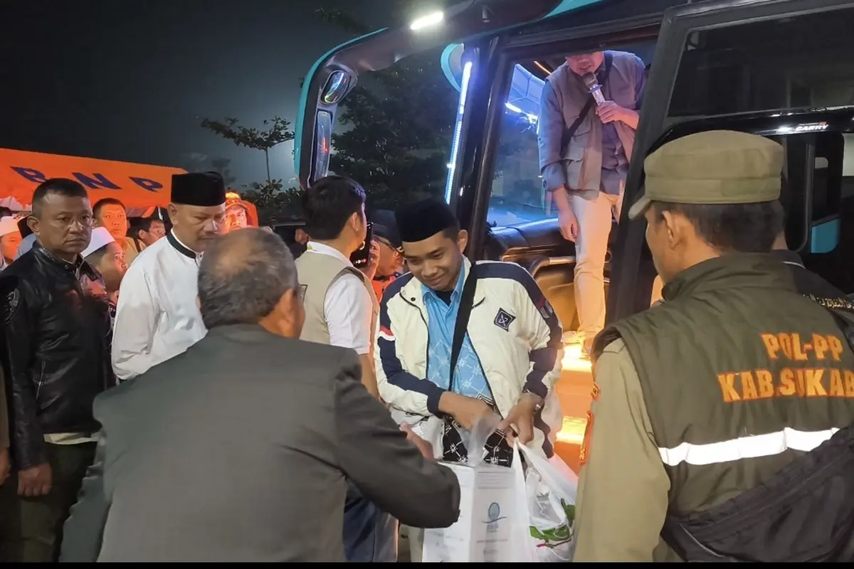 Kedatangan jemaah haji Kloter 13 Debarkasi Jakarta-Bekasi (JKS) di Kantor Kementerian Agama Kabupaten Sukabumi, Rabu dini hari 17 Juni 2026.