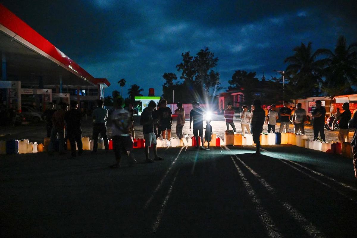 FOTO: Antrean Panjang BBM Warnai Pemulihan Pascabanjir di Sumut dan Aceh