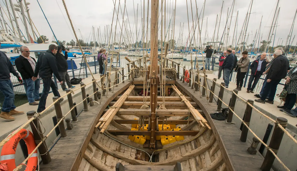 Geladak kapal Hellenic berusia 2500 tahun yang terbuat dari kayu di Pelabuhan Haifa, Israel (17/3). Kapal ini  dibangun kembali oleh peneliti dengan menggunakan bahan material yang sama seperti aslinya. (AFP Photo/Jack Guez)
