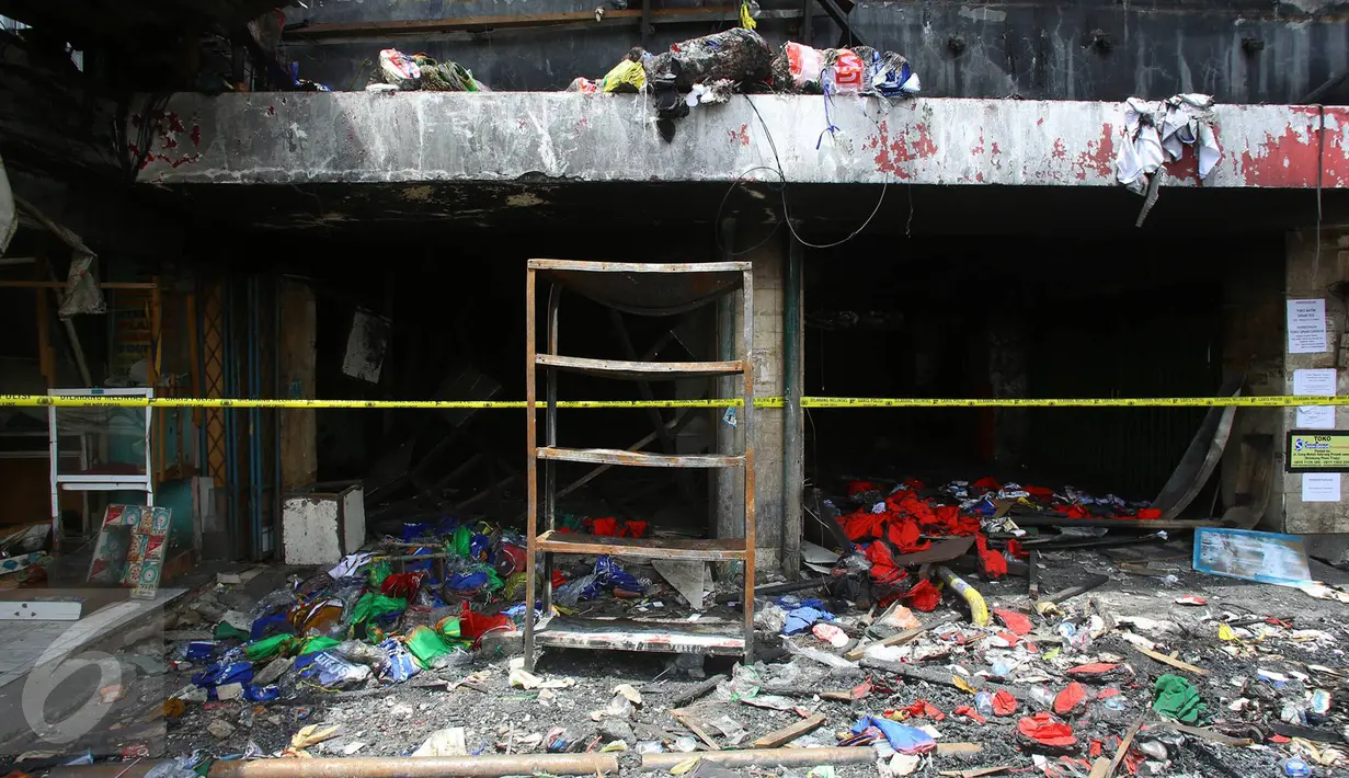 Kondisi pascakebakaran di kawasan Pasar Senen, Jakarta, Senin (23/1). Pascakebakaran beberapa hari lalu, para pedagang terpaksa berjualan di luar gedung, meskipun menutup jalan dan mengganggu arus lalu lintas. (Liputan6.com/Immanuel Antonius)