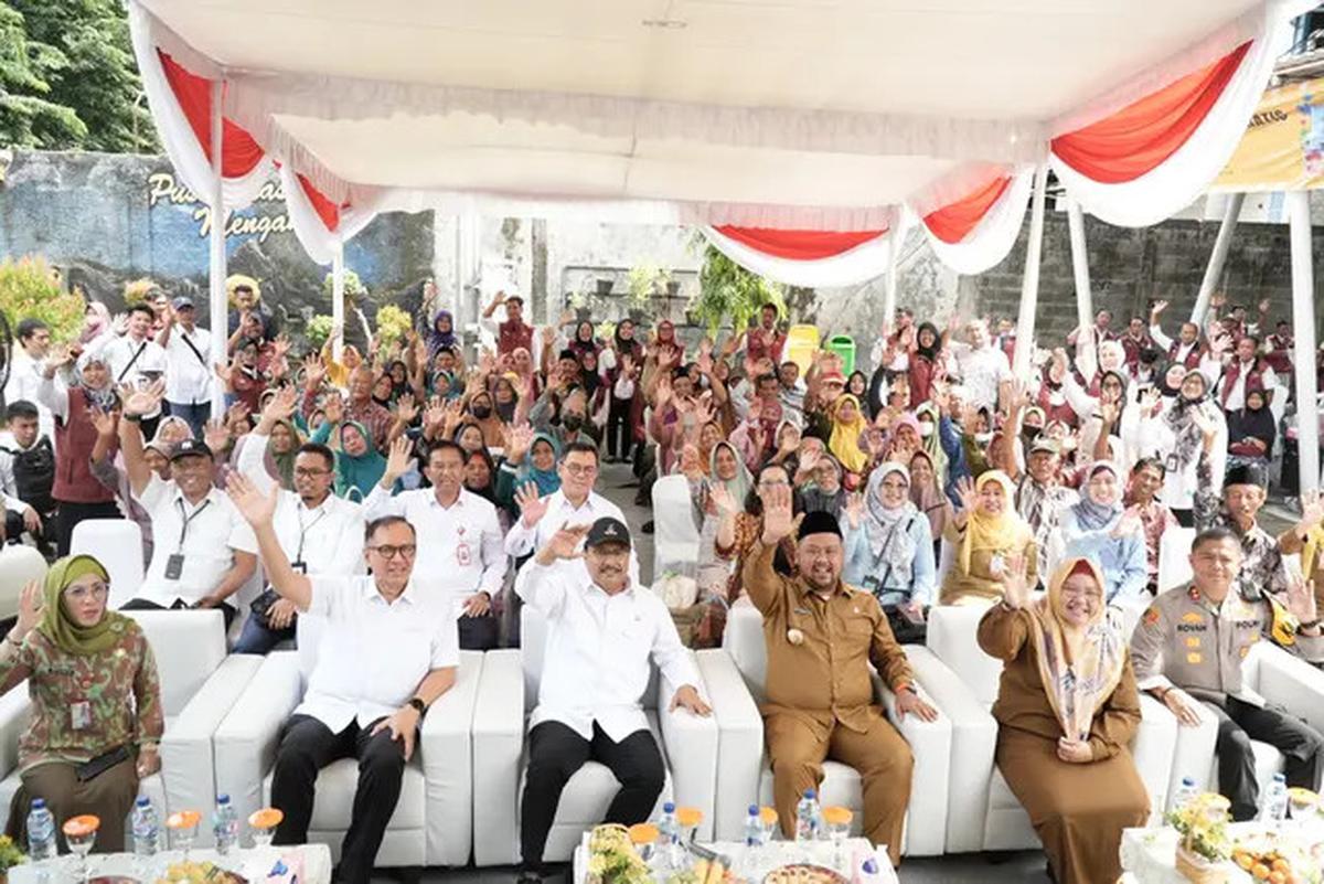 Gus Ipul Bagikan CKG Kado Ulang Tahun dari Prabowo kepada 55 Lansia di Gresik