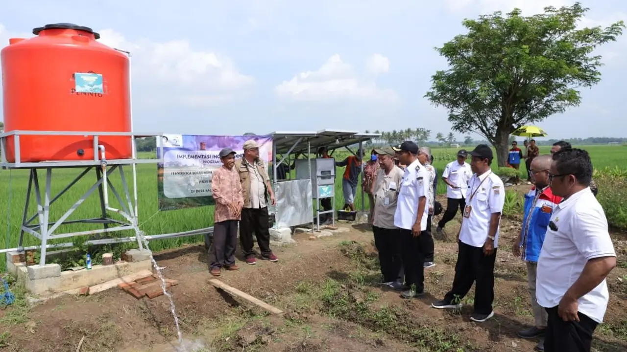 Kilang Pertamina Internasional bersinergi dengan Politeknik Negeri Cilacap memasok teknologi Solar Home System (SHS) bagi petani di Desa Kalijaran, Kecamatan Maos, Kabupaten Cilacap. (Dok Pertamina)