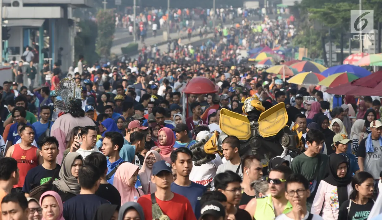 Warga berolahraga saat Car Free Day di Jalan MH Thamrin, Jakarta, Minggu (16/6/2019). Pemprov DKI Jakarta kembali memberlakukan HBKB atau car free day di Jalan MH Thamrin dan Jalan Jenderal Sudirman pascalibur lebaran setiap hari Minggu mulai pukul 06.00 - 11.00 WIB. (Liputan6.com/Angga Yuniar)