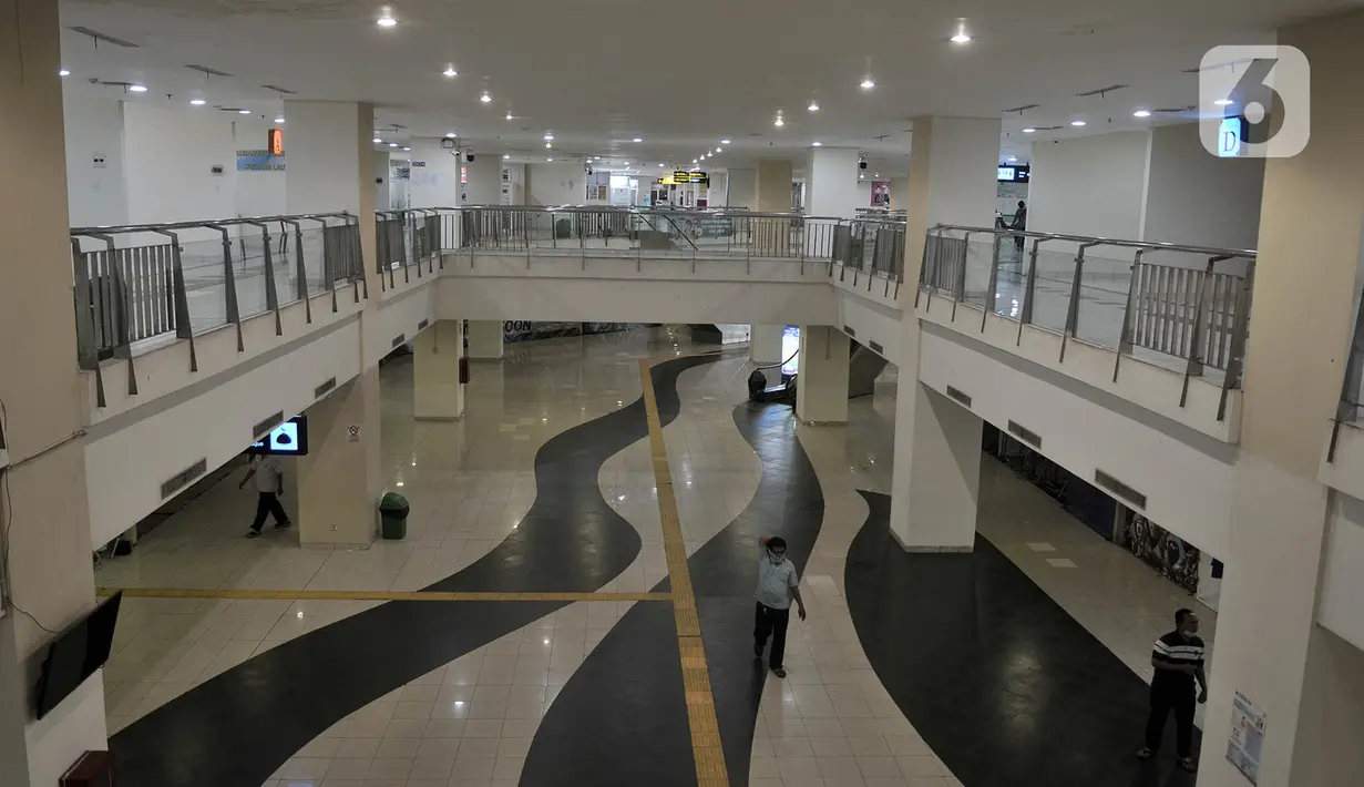 Suasana sepi di Terminal Pulogebang, Jakarta, Rabu (10/6/2020). Terminal Pulogebang masih sepi penumpang meski operasional telah kembali normal sejak Minggu (7/6) kemarin akibat masih berlakunya kewajiban bagi calon penumpang memiliki SIKM . (merdeka.com/Iqbal S. Nugroho)