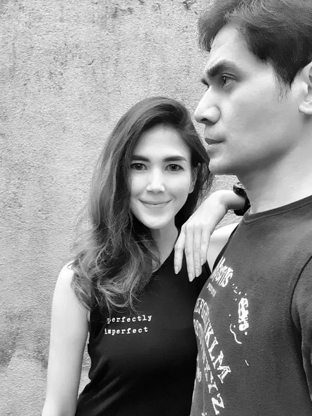 6 Potret Kebersamaan Tyo Nugros Eks Drummer Dewa 19 dan Kekasih, Tampil Mesra