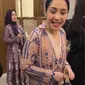 Adab Nagita Slavina saat ditawari makan di pernikahan karyawannya jadi sorotan. (dok. tangkapan layar TikTok @nagita.fc/https://www.tiktok.com/@nagita.fc/video/7399421185919864069)