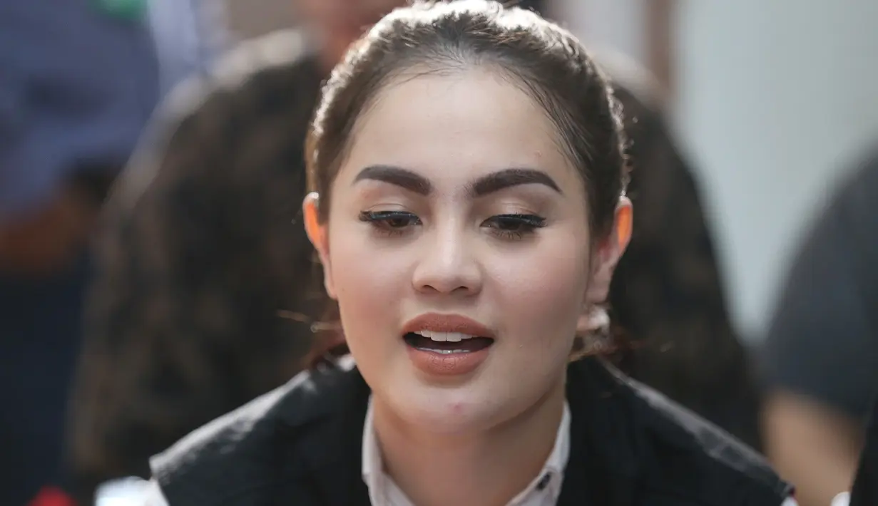 Di hadapan wartawan, Jedun tak kuasa menahan air matanya. Apalagi ia harus berlebaran di tahanan untuk menyelesaikan masa tahanannya. (Nurwahyunan/Bintang.com)