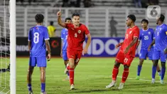 Pemain tengah timnas Indonesia U-20, Jens Raven (ketiga kiri) merayakan golnya ke gawang Maladewa pada pertandingan Kualifikasi Piala Asia U-20 grup F di Stadion Madya, Kompleks Gelora Bung Karno, Jakarta, Rabu (25/9/2024). (Liputan6.com/Angga Yuniar)