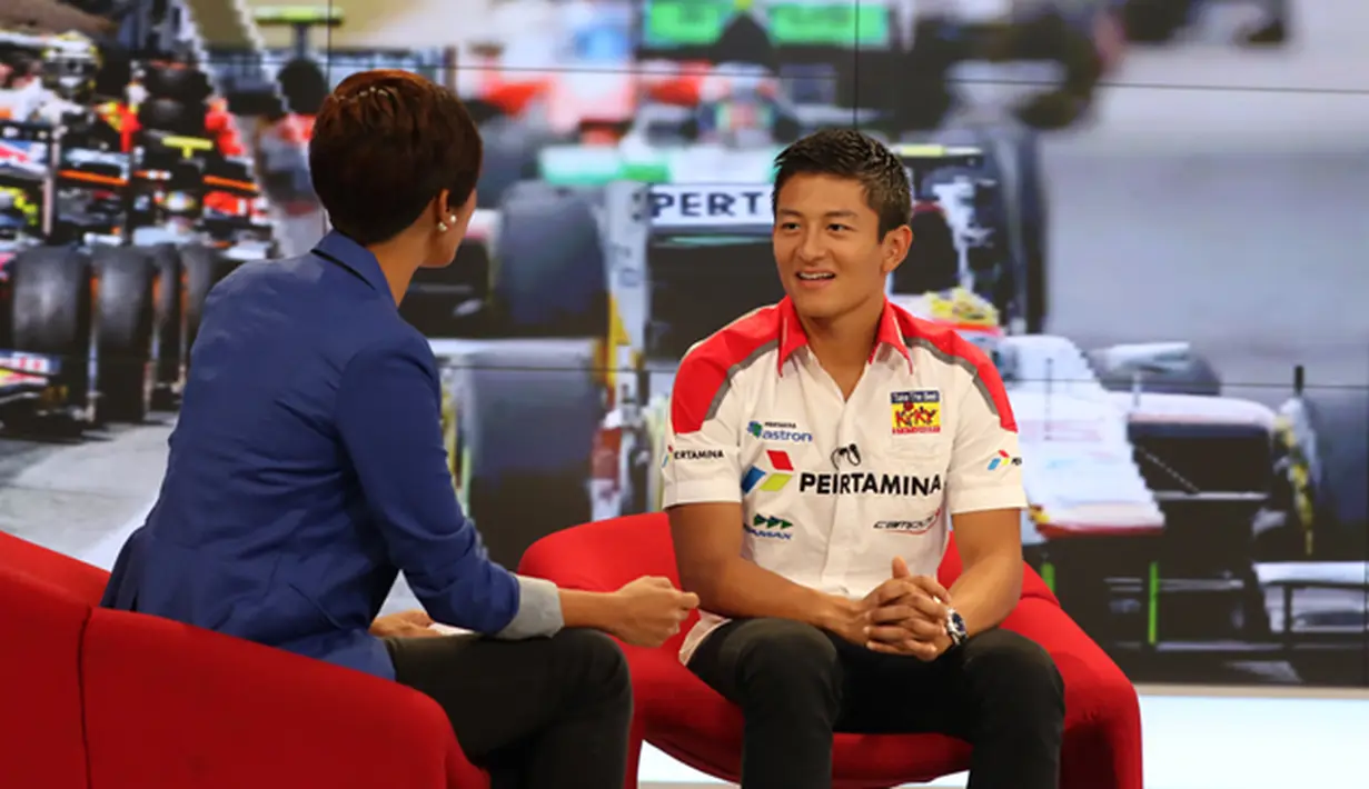 Pebalap Rio Haryanto menjawab sejumlah pertanyaan terkait karier balapnya saat berkunjung ke SCTV Tower di Jakarta, Jumat (31/8/2015).  (Bola.com/Vitalis Yogi)