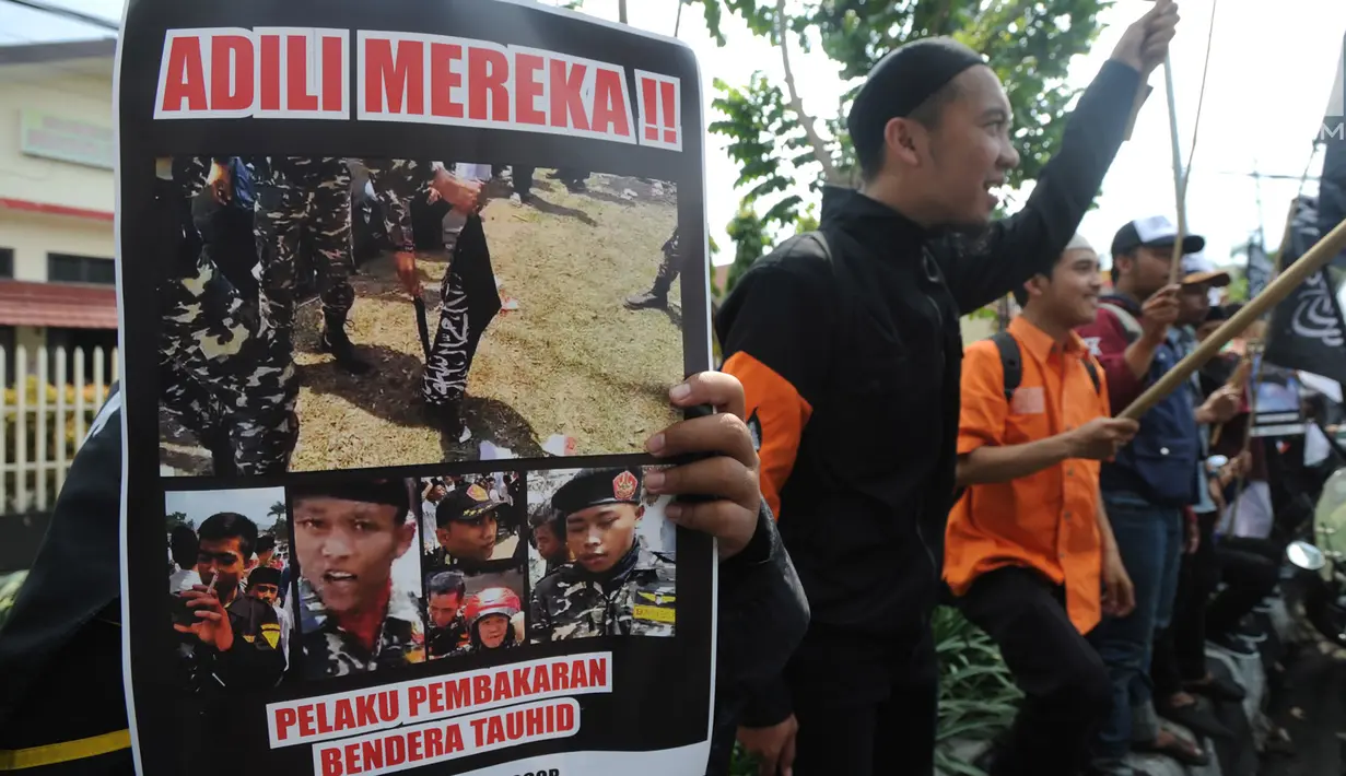 Massa Aliansi Umat Islam Pembela Tauhid Bogor dan Forum Muslim Bogor berunjuk rasa di halaman Polresta Bogor, Jawa Barat, Selasa (23/10). Massa terlihat mengenakan atribut topi, ikat kepala dan lengan berwarna hitam dan putih. (Merdeka.com/Arie Basuki)