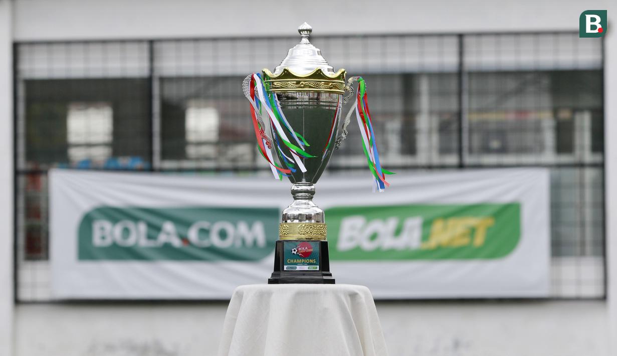 Sebagai juara, Bhara FC berhak membawa pulang hadiah uang tunai sebesar Rp3 juta, trofi, dan medali. Mereka juga mendapatkan voucher Sabnani Park senilai Rp750 ribu. (Bola.com/M Iqbal Ichsan)