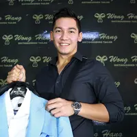 Samuel Zylgwyn saat fitting baju penganti. (Deki Prayoga/Bintang.com)