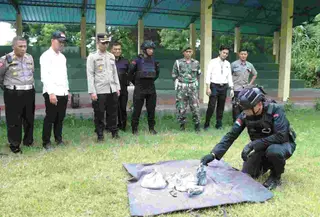 Proses pemusnahan 6 Kg bubuk mesiu atau bubuk merocon oleh tim Gegana Polda Jatim di Situbondo (Istimewa)