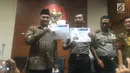 Sketsa pelaku yang diduga penyerang Novel Baswedan ditampilkan pihak KPK dan Polda Metro Jaya, Jumat (24/11). Idham menjelaskan, sketsa tersebut hasil kerja dari tim Australian Federal Police (AFP) dan Pusat Inafis Mabes Polri.(Liputan6.com/Fachrur Rozie)