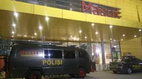 Tiba di IKEA Alam Sutera, Tim Gegana langsung menyisir lokasi mal. (Liputan6.com/Pramita Tristiawati)