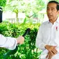 Presiden Joko Widodo (Jokowi) menekankan pemerintah pusat akan memperkuat pengujian, pelacakan hingga perawatan pasien COVID-19 saat diwawancara di Istana Merdeka, Jakarta, Kamis, 4 Februari 2021. (Biro Pers Sekretariat Presiden/Laily Rachev)