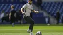 Penyerang Manchester City, Sergio Aguero menggiring bola saat sesi latihan di stadion Dragao di Porto, Portugal, Jumat (28/5/2021). Manchester City akan bertanding melawan Chelsea pada babak final Liga Champions pada Sabtu malam atau Minggu (30/5/2021) dini hari. (AP Photo/Manu Fernandez)