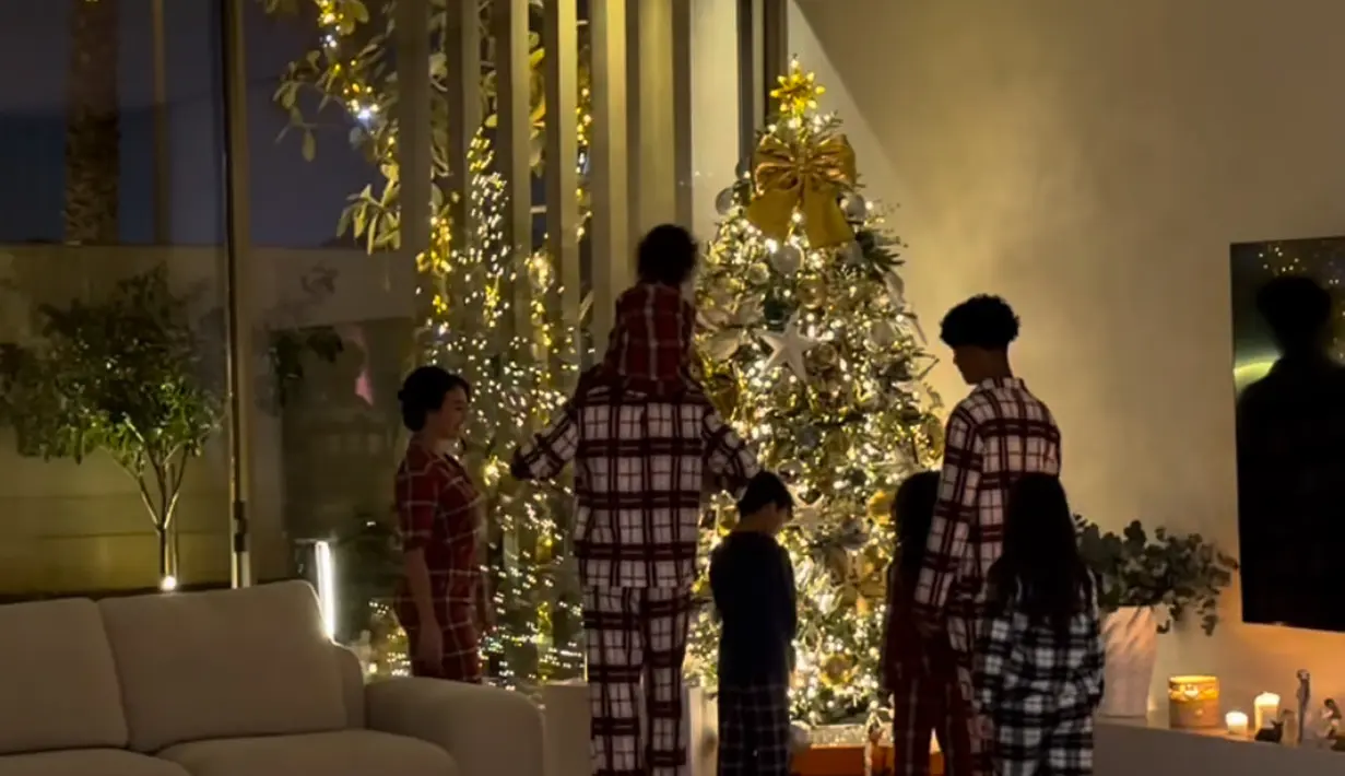 Cristiano Ronaldo dan Georgina Rodriguez merayakan Natal di Arab Saudi. Mereka pun tampil kompak mengenakan setelan piyama motif tartan. [@georginagio]