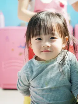 Ilustrasi balita menahan BAB | Unsplash - dx www