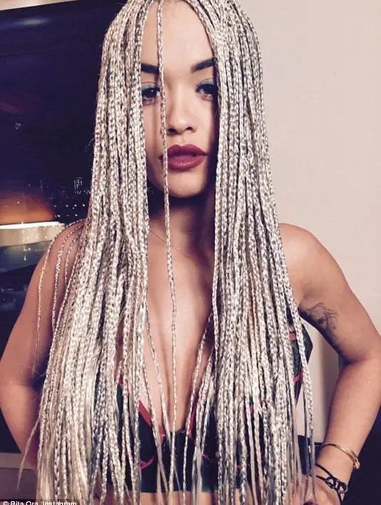 Nggak kalah cantik. Rita Ora pun miliki kepangan rambut yang sempurna. (instagram/ritaora)