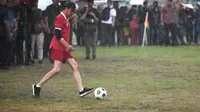 Mendengar kabar Presiden Jokowi main sepak bola di desa Gamplong Yogyakarta di tengah derai hujan, Hanung Bramantyo syok dan serasa kena tampar. (Foto: Dok. Kris - Biro Pers Sekretariat Presiden dari Instagram @jokowi)