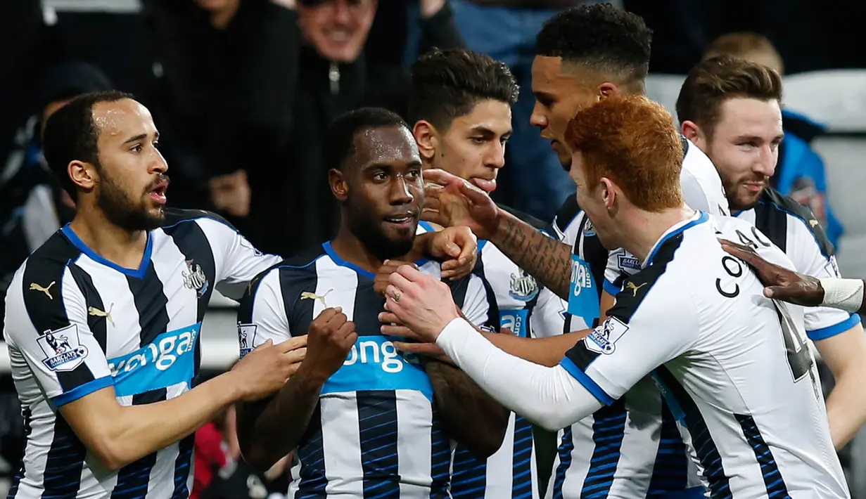 Gelandang Newcastle, Vurnon Anita (kedua kiri) melakukan selebrasi bersama rekan-rekannya usai mencetak gol kegawang City pada lanjutan liga Inggris di St James 'Park (20/4). Newcastle bermain imbang atas City dengan skor 1-1. (Reuters/Andrew Yates)