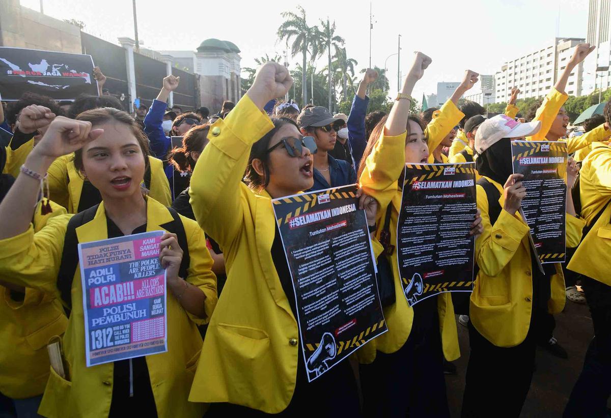 FOTO: Aksi BEM SI "Selamatkan Indonesia" di Gedung DPR