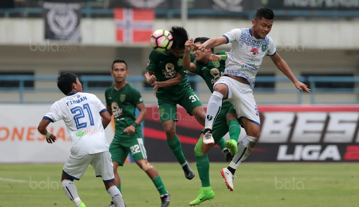 Pemain Persebaya berebut bola dengan pemain pemain PSPS Riau pada laga 8 Besar Liga 2 Grup Y di Stadion GBLA, Bandung, Sabtu (18/11/2017). Persebaya Menang 1-0. (Bola.com/Nicklas Hanoatubun)