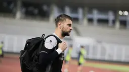 Kiper Timnas Indonesia, Maarten Paes tiba di di Stadion Madya, Senayan, Jakarta, Minggu (8/9/2024) sore untuk mengikuti sesi latihan bersama skuad Timnas Indonesia jelang menghadapi Australia pada kualifikasi Piala Dunia 2026, Selasa 10 September 2024. (Bola.com/Abdul Aziz)