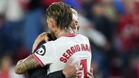 Pemain Sevilla, Sergio Ramos, memeluk pelatih Real Madrid, Carlo Ancelotti, pada laga Liga Spanyol di Stadion Ramon Sanchez Pizjuan, Sabtu (21/10/2023). Kedua tim bermain imbang 1-1. (AP Photo/Jose Breton)