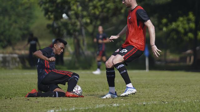 Bomber Persja, Michael Krmencik.