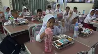 Program makan bergizi gratis (MBG) di SDN Lengkong Wetan 01, Tangerang Selatan (Tangsel), Senin (6/1/2025). (Liputan6.com/ Pramita Tristiawati)