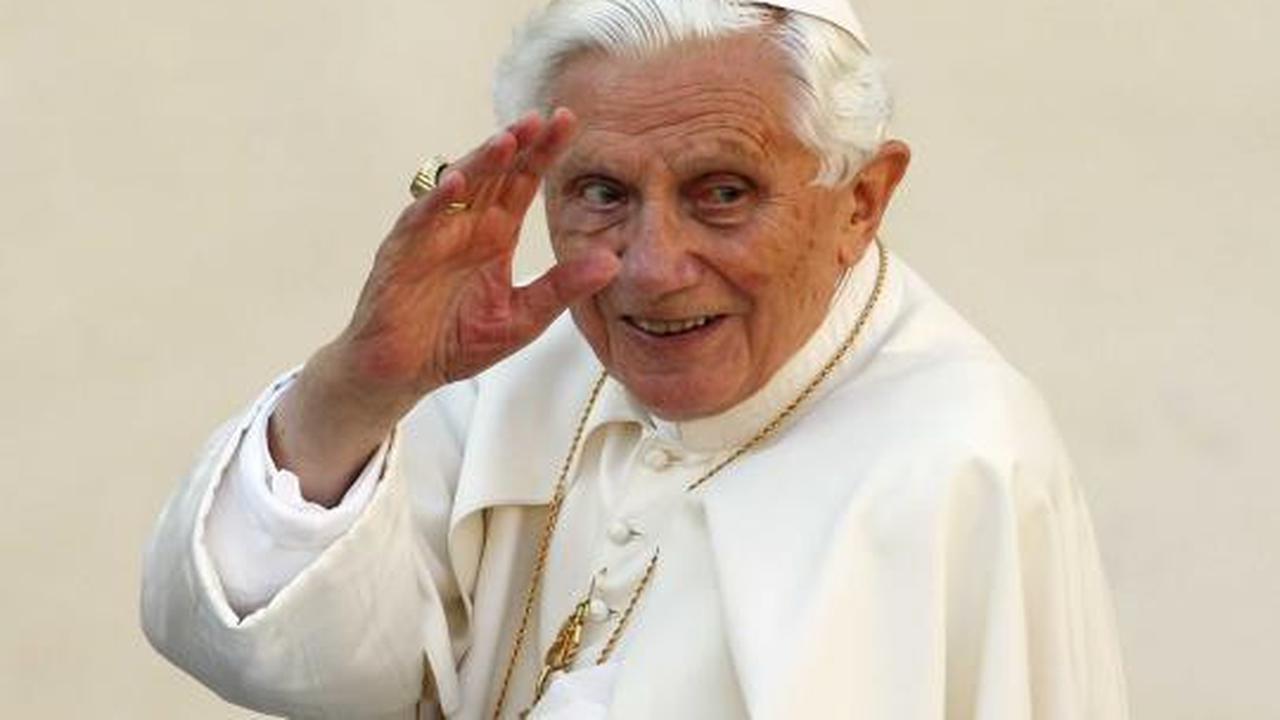 Paus Benediktus XVI mengundurkan diri
