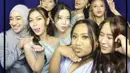 Salah satu highlight resepsi adalah kehadiran para finalis Indonesian Idol yang menjadi bridesmaid Brisia Jodie. Anggis Devaki, Anggi Marito, Lyodra Ginting, dan Maria Simorangkir tampil kompak dalam gaun biru muda yang lembut dan romantis. Meski siluet gaun masing-masing berbeda, dari detail drapery, lengan pendek, hingga potongan v-neck, mereka tetap tampil harmonis dan memancarkan kebersamaan yang hangat. [@anggisdevakii].