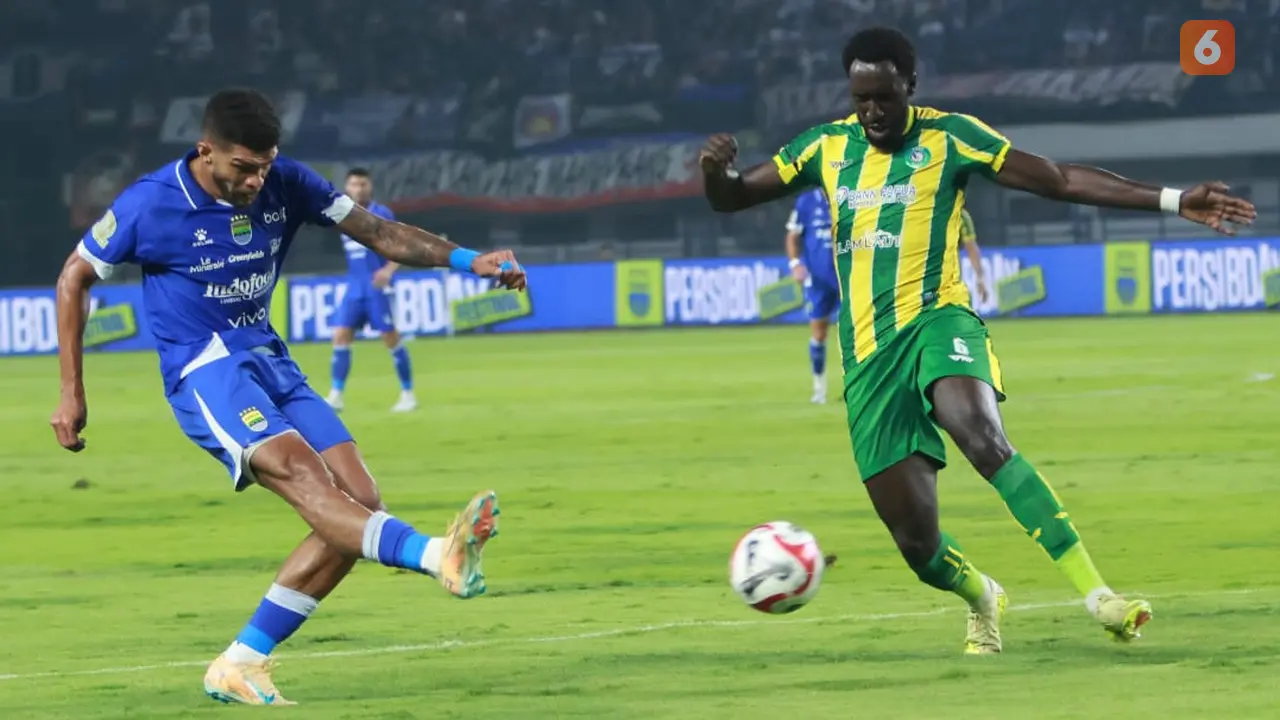 Persib Bandung melawan PSBS Biak.