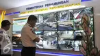 Menhub, Ignasius Jonan melihat pantauan arus mudik dalam Posko Tingkat Nasional Angkutan Lebaran Terpadu tahun 2015, di Kemenhub, Jakarta, Kamis (2/7/2015). Posko dibentuk H-15 lebaran lebih awal dari tahun lalu. (Liputan6.com/Herman Zakharia)
