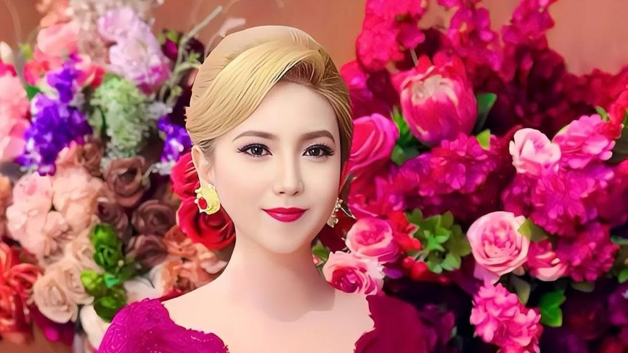 Potret Cantik Heni Tania Istri Kombes Polisi Kenakan Kebaya Warna Ungu