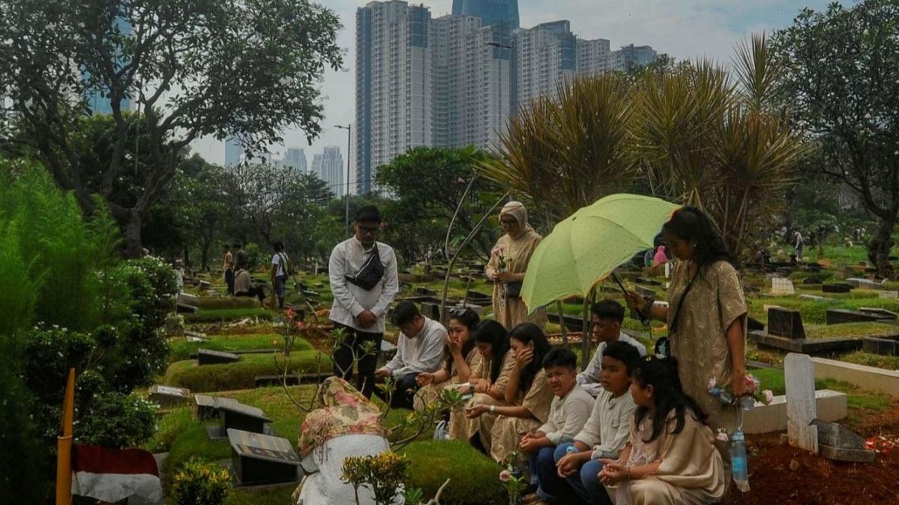 Umat Muslim melakukan ziarah kubur di makam keluarga di Tempat Pemakaman Umum (TPU) Karet Bivak, Jakarta, Rabu (10/04/2024). Foto: merdeka.com / Arie Basuki