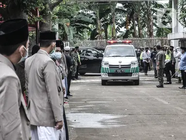 Santri dan kerabat saat menyambut kedatangan ambulans yang membawa jenazah Ustaz Maaher At-Thuwalibi untuk dimakamkan di kompleks Pondok Pesantren Daarul Quran, Cipondoh, Tangerang, Banten, Selasa (9/2/2021). (merdeka.com/Iqbal S. Nugroho)
