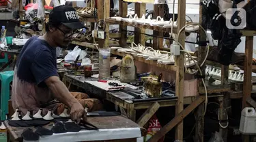 Pekerja mengerjakan pembuatan sepatu di Sentra Alas Kaki OB Shoes, Depok, Selasa (1/3/2022). Berdasarkan data Asosiasi Persepatuan Indonesia (Aprisindo), industri alas kaki mencatatkan nilai ekspor sebesar Rp 87,4 triliun sepanjang 2021 atau naik mencapai 28 persen. (Liputan6.com/Johan Tallo)