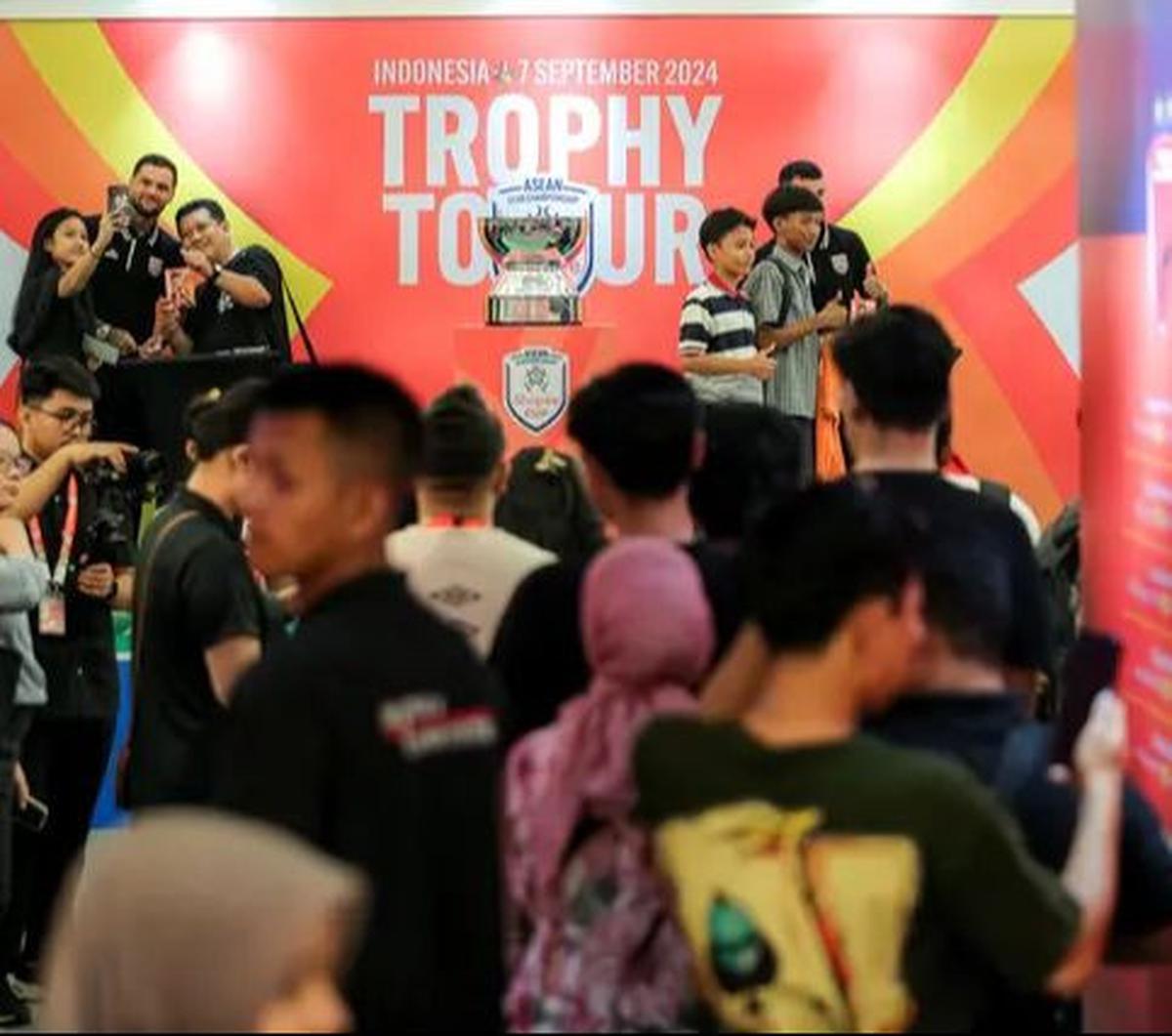 Trophy Tour ASEAN Club Championship Shopee Cup 2024 berlangsung meriah di LOTTE Shopping Avenue, Jakarta Selatan, pada Sabtu (7/9/2024).&nbsp;Foto: Bola.com/Bagaskara Lazuardi