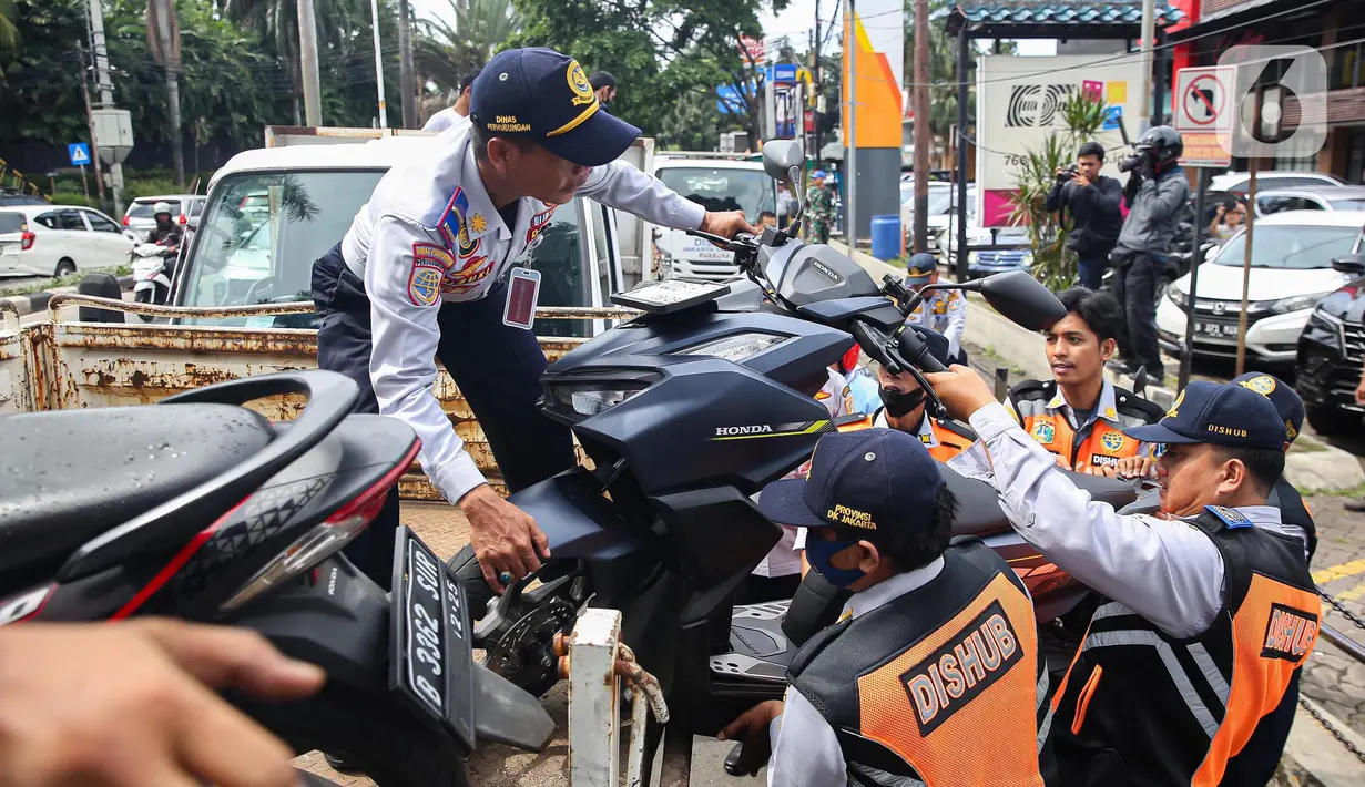 Para pemilik yang ingin mengambil kendaraannya terlebih dahulu diberikan sanksi tilang oleh Satuan Polisi Lalu Lintas. (Liputan6.com/Angga Yuniar)
